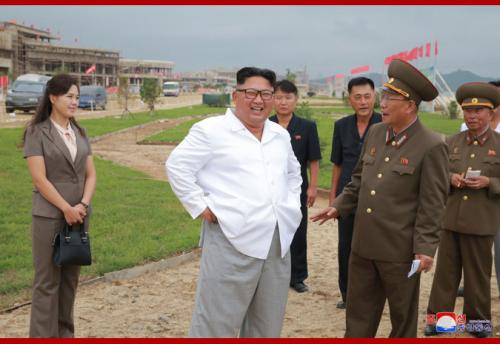 Kim Jong Un at Wonsan Kalma construction site in August 2018 (Photo: KCNA)