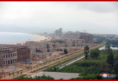 Kim Jong Un at Wonsan Kalma construction site in August 2018 (Photo: KCNA)