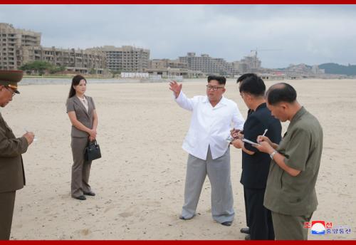 Kim Jong Un at Wonsan Kalma construction site in August 2018 (Photo: KCNA)