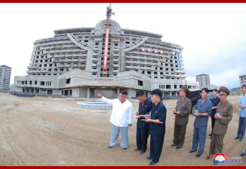 Kim Jong Un at Wonsan Kalma construction site in August 2018 (Photo: KCNA)