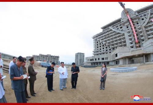 Kim Jong Un at Wonsan Kalma construction site in August 2018 (Photo: KCNA)