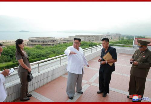 Kim Jong Un at Wonsan Kalma construction site in August 2018 (Photo: KCNA)