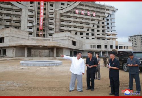 Kim Jong Un at Wonsan Kalma construction site in August 2018 (Photo: KCNA)