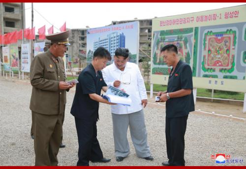 Kim Jong Un at Wonsan Kalma construction site in August 2018 (Photo: KCNA)